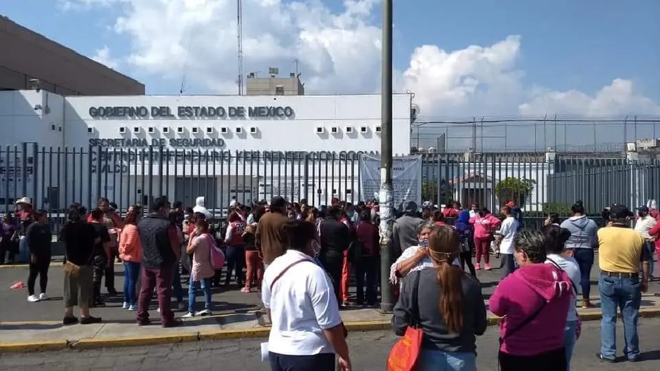 VIDEO: Familiares de reos rompieron puerta del Penal de Chalco