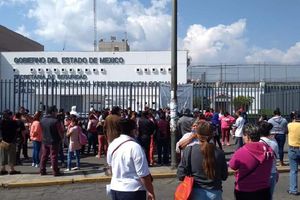 VIDEO: Familiares de reos rompieron puerta del Penal de Chalco