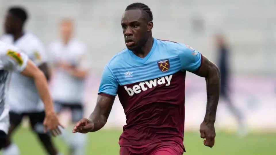 Jugador del West Ham chocó su Lamborghini vestido de hombre de nieve en Navidad