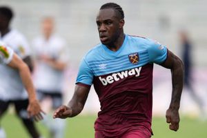 Jugador del West Ham chocó su Lamborghini vestido de hombre de nieve en Navidad