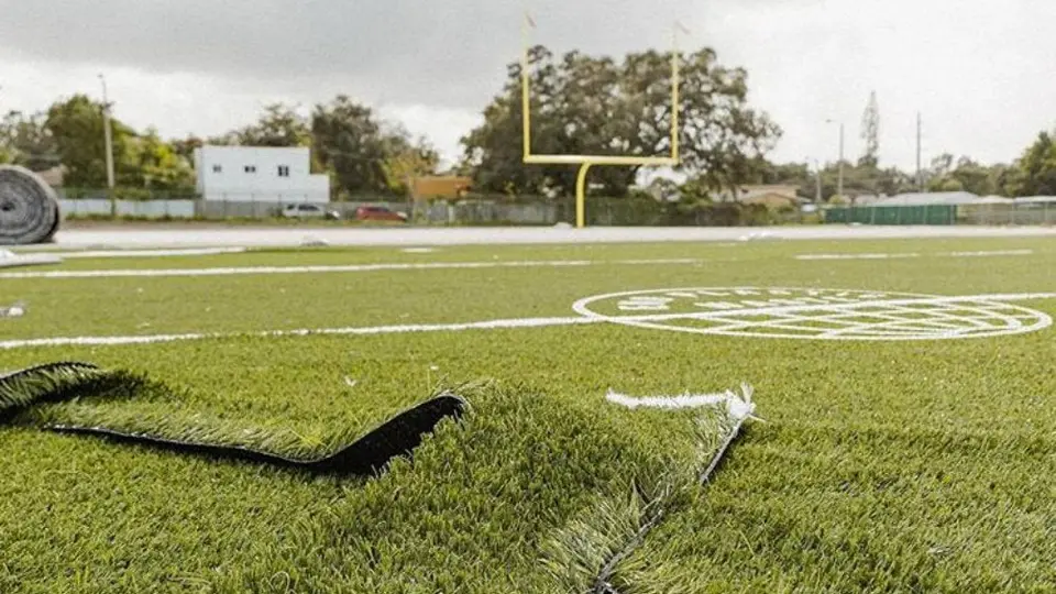 Adidas creó una cancha de futbol americano con 1.8 millones de botellas de plástico
