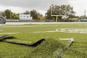 Adidas creó una cancha de futbol americano con 1.8 millones de botellas de plástico