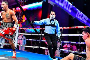 'Alacrán' Berchelt noqueó al 'Tronco' Valenzuela en noche de boxeo en CDMX
