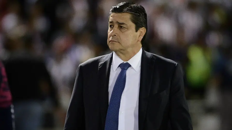 Chivas: Luis Fernando Tena confirmó que tiene contrato de año y medio
