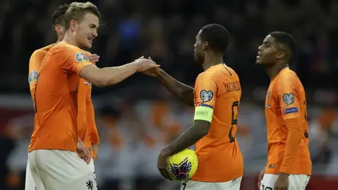 Wijnaldum y Frenkie de Jong se unieron en festejo contra el racismo
