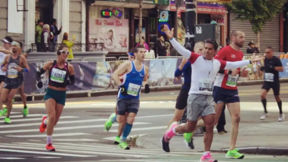 Exatleta mexicano corrió maratón para homenajear al personal médico