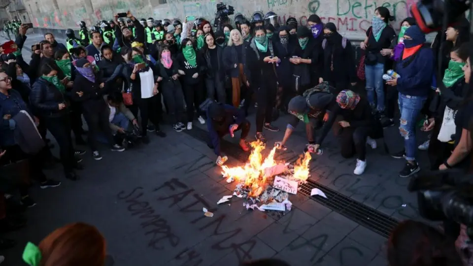 Feministas protestaron en Palacio Nacional por homicidios de Ingrid y Fátima