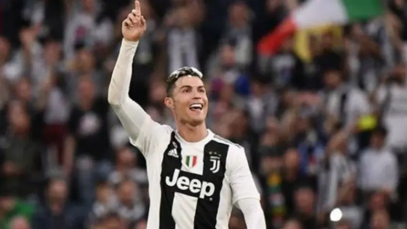 Van Dijk trolleó a Cristiano durante la alfombra roja de la ceremonia al Balón de Oro