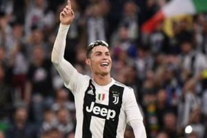 Van Dijk trolleó a Cristiano durante la alfombra roja de la ceremonia al Balón de Oro