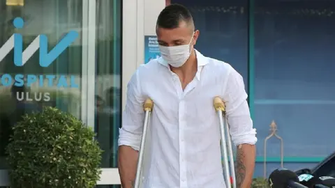 Galatasaray: Muslera salió por su propio pie del hospital, tras operación de tibia y peroné