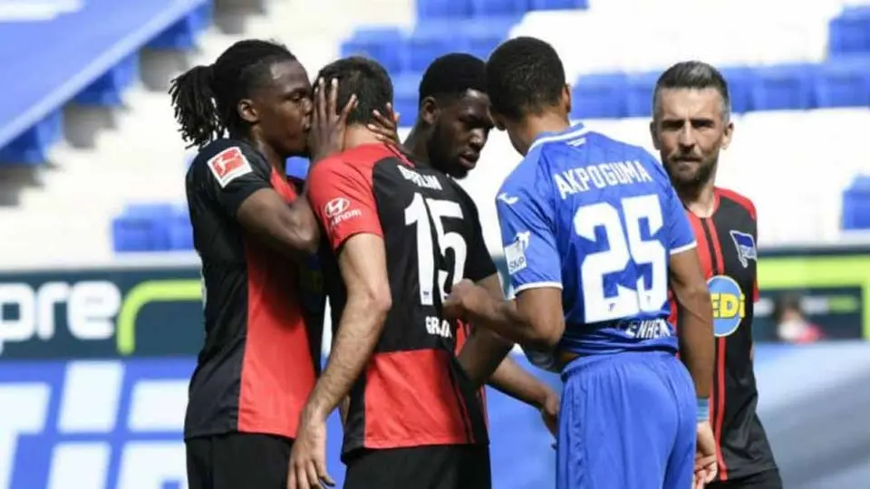 Bundesliga no sancionará celebraciones con besos y abrazos