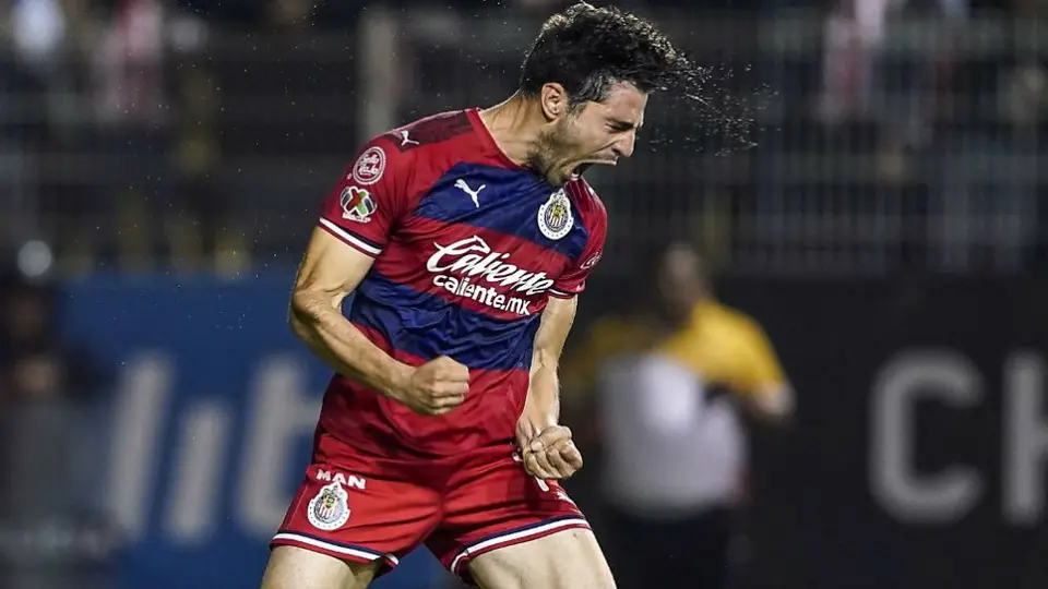 Pollo Briseño entró de último minuto al XI de Chivas ante Atlas por lesión de Supúlveda