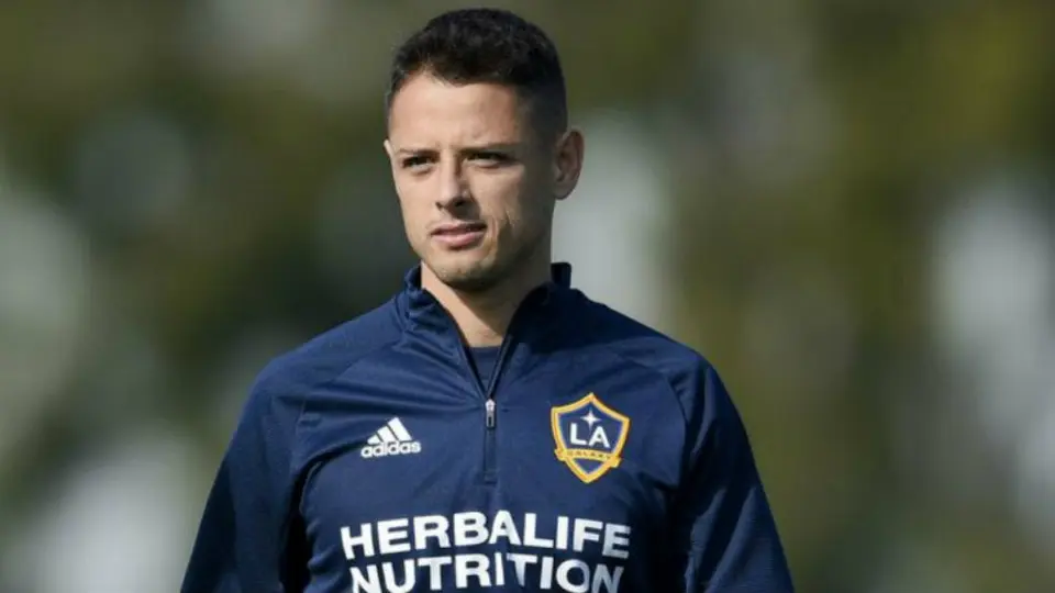 Chicharito sufrió 'robo' y quedó  eliminado de la Champlay tras empatar con Dybala