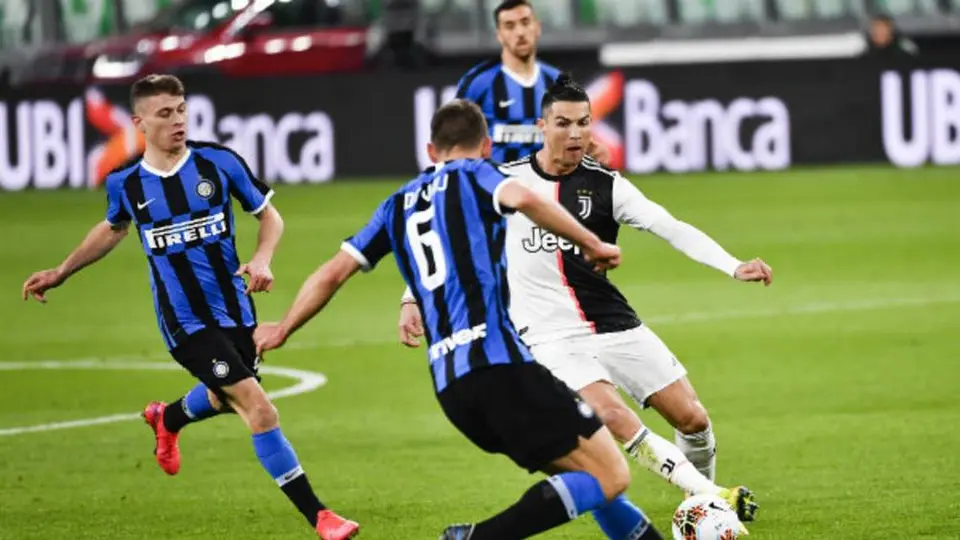 Cristiano Ronaldo bromeó con aficionados invisibles antes del Inter de Milan