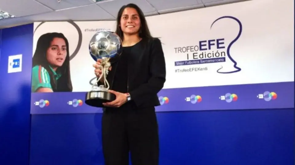 Kenti Robles, premiada como la mejor jugadora latinoamericana