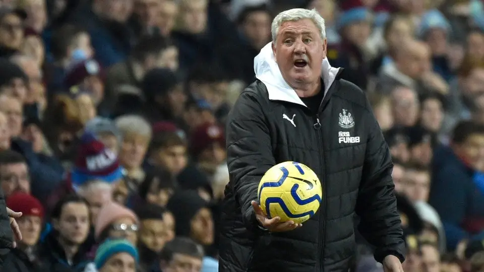 DT del Newcastle: 'Es más peligroso ir al súper que jugar futbol'