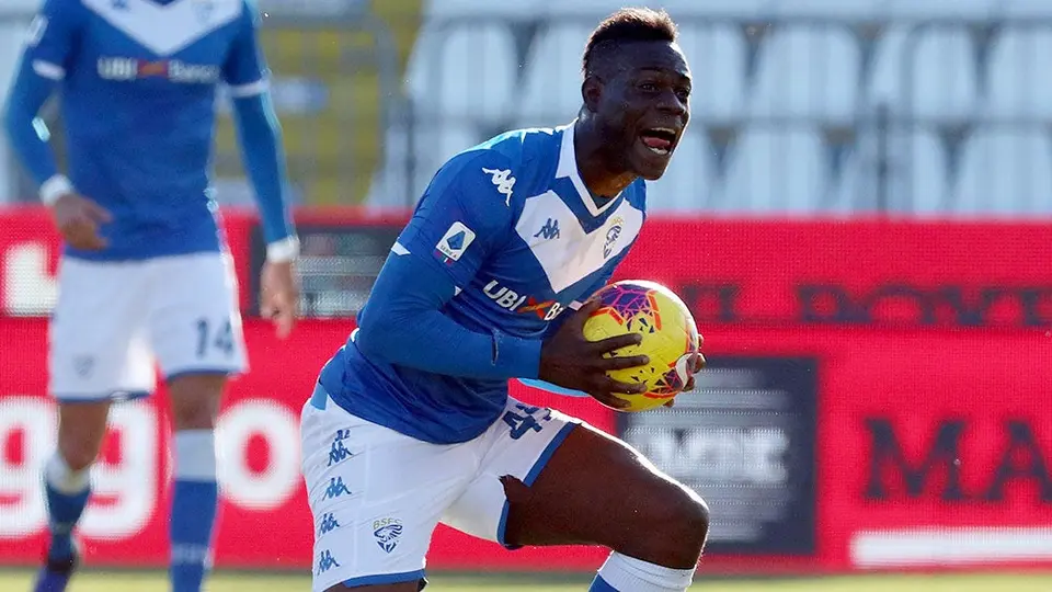 Mario Balotelli arremetió contra aficionados de Lazio tras racismo
