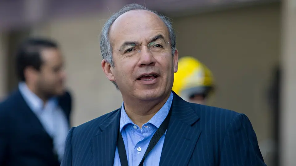 VIDEO: Pasajero confronta a Felipe Calderón en un avión