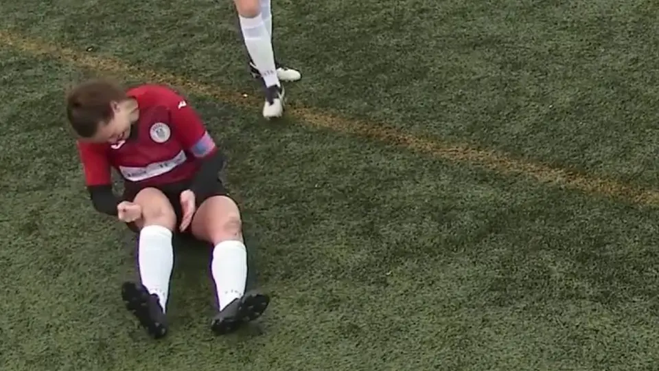 VIDEO: Jugadora se dislocó la rodilla, se la acomodó y volvió al partido