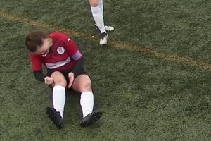 VIDEO: Jugadora se dislocó la rodilla, se la acomodó y volvió al partido