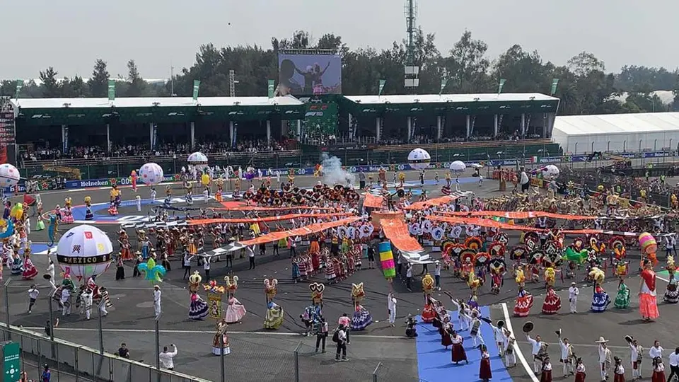 La Guelaguetza puso el color al Gran Premio de México