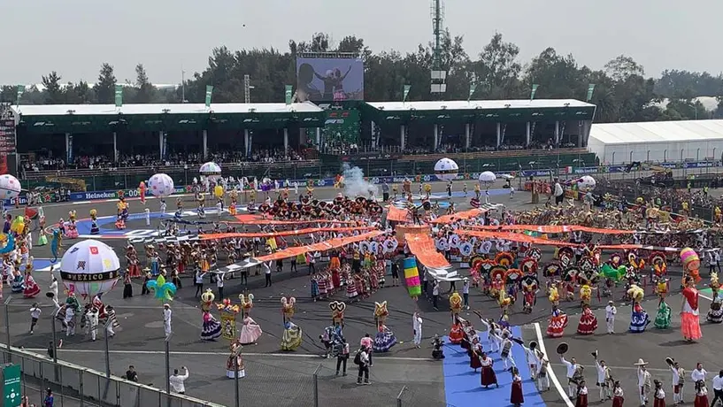 La Guelaguetza puso el color al Gran Premio de México