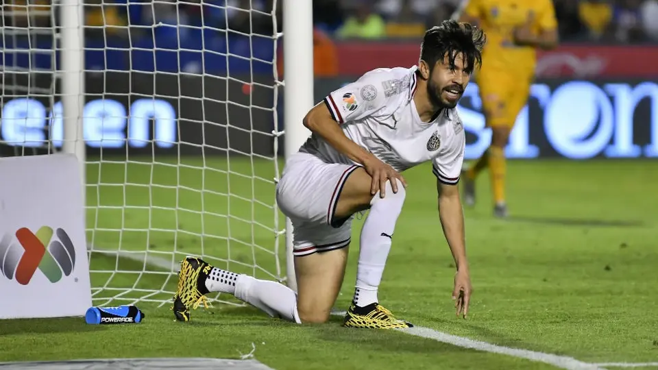 Oribe Peralta: 'En Chivas respaldamos totalmente a Luis Fernando Tena'