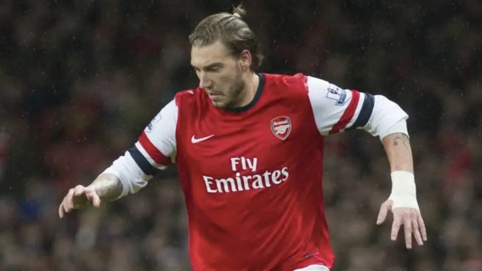Exjugador de Arsenal reconoció que ha perdido millones de libras jugando póker