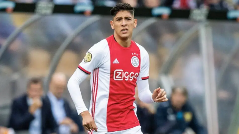 Edson Álvarez podría jugar como central ante baja de Daley Blind