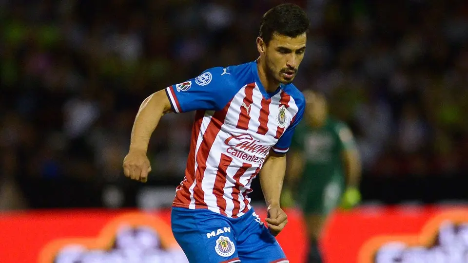 Oswaldo Alanís, baja de Chivas por una lesión en el muslo izquierdo