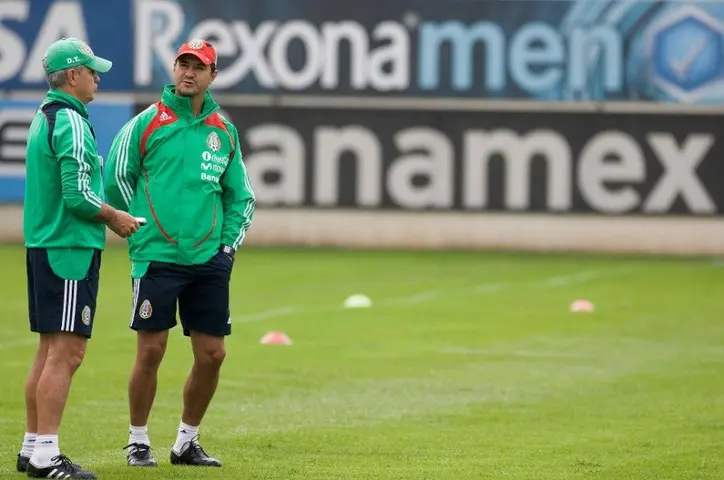 Javier Aguirre junto a Manuel Vidrio en el Tri