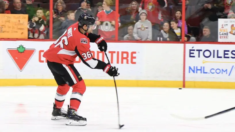 VIDEO: Jugador de hockey sorprendió al anotar de cabeza