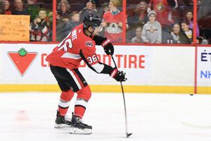 VIDEO: Jugador de hockey sorprendió al anotar de cabeza