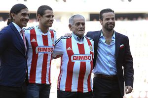 Chicharito Hernández compartió fotos de su hijo con su abuelo Tomás Balcázar