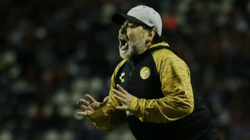 Maradona aconseja suspender el descenso en Argentina
