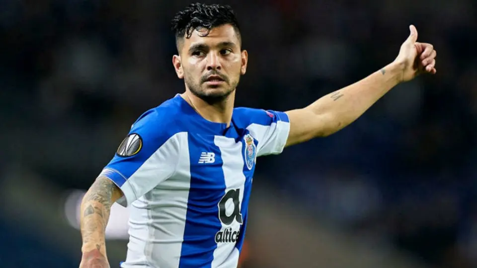 Carlos Salcedo le recomendó a Tecatito Corona jugar en Italia