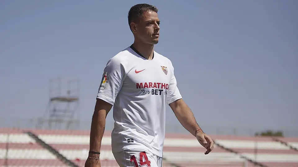 Sevilla confirmó que salida de Chicharito se dará pronto