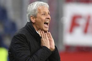 VIDEO: Técnico del Borussia Dortmund se lesionó festejando gol de la victoria de su equipo