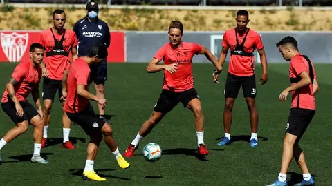Jugadores del Sevilla tuvieron polémica reunión en plena cuarentena