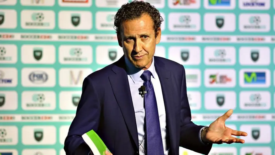 Valdano: 'Futbol varonil podría aprender del femenino a manejar la homosexualidad'