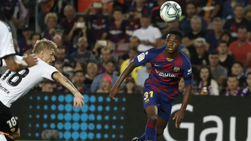 Ansu Fati busca el balón durante un partido del Barcelona | AP