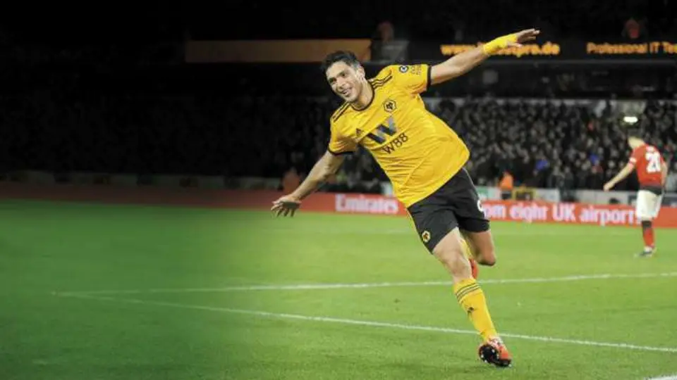 Raúl Jiménez presumió control de Xbox personalizado con los colores de Wolverhampton
