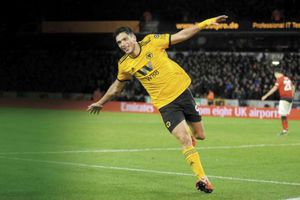 Raúl Jiménez presumió control de Xbox personalizado con los colores de Wolverhampton