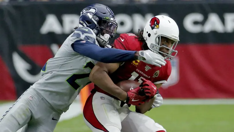 Seattle aprovechó los errores de Cardinals y sumó su tercera victoria