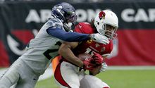 Seattle aprovechó los errores de Cardinals y sumó su tercera victoria