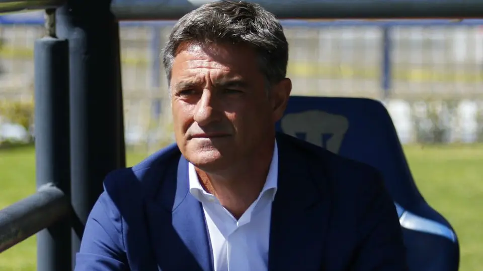 Míchel González, obligado a cambiarse su saco en el Pumas vs San Luis