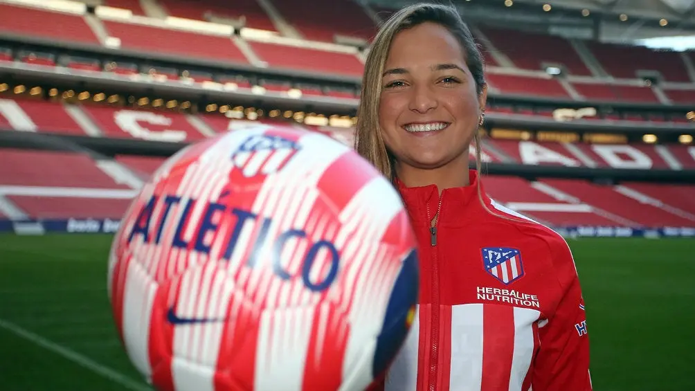 Deyna Castellanos vestida como rojiblanca | TWITTER @AtletiFemenino