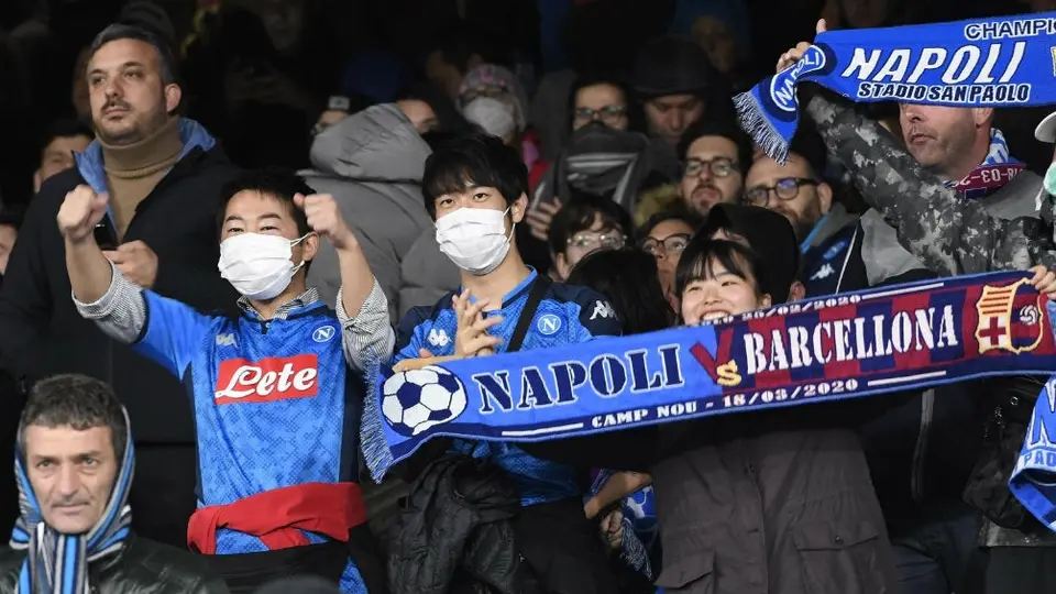 Aficionados del Napoli asistieron a San Paolo con cubrebocas por coronavirus