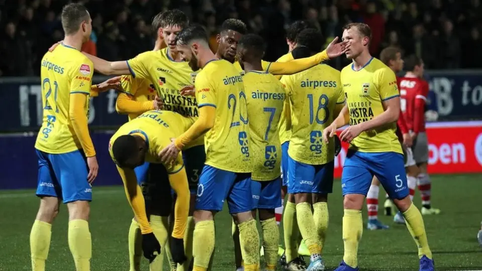 Equipos holandeses pidieron a un juez que permita los ascensos a la Eredivisie