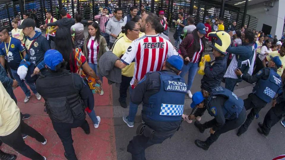 Policía detiene a revendedor previo a Clásico América contra Chivas